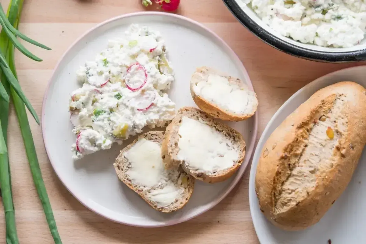 Pyszna pasta z twarogu z rzodkiewką i szczypiorkiem, idealna do smarowania pieczywa. Świetny pomysł, co zrobić z twarogu na śniadanie.