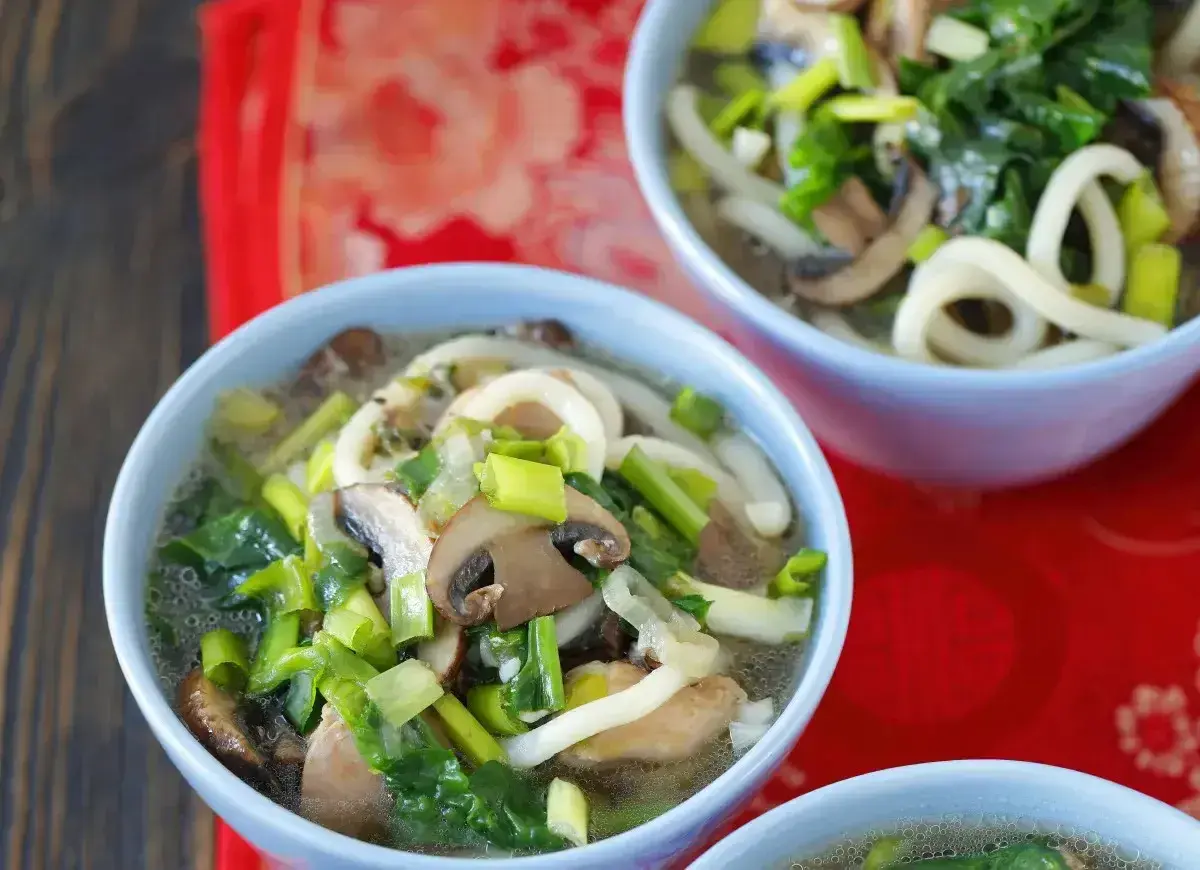 Aksamitne zupy japońskie z makaronem udon, grzybami shiitake i zieloną cebulką. Pyszne danie na chłodne dni.
