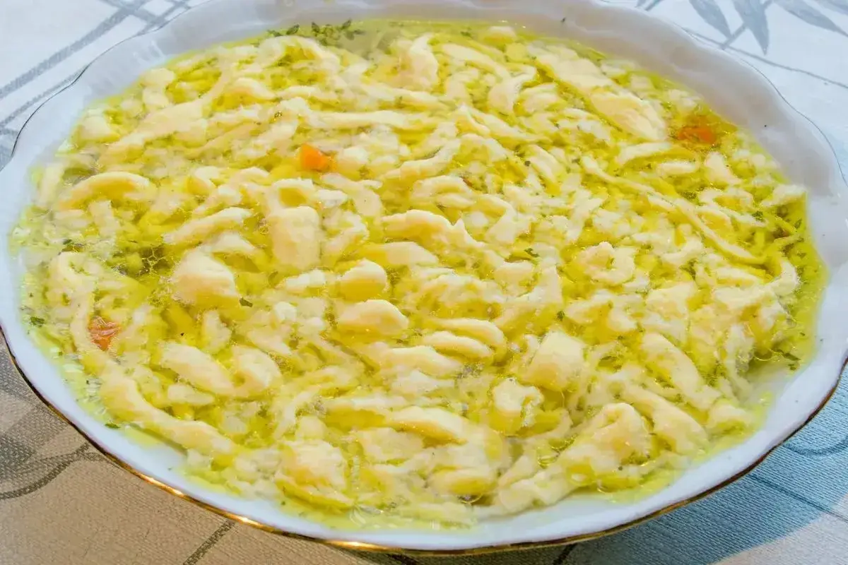 Pyszne kluski do zupy grzybowej, delikatne i domowe, pływające w aromatycznym bulionie.