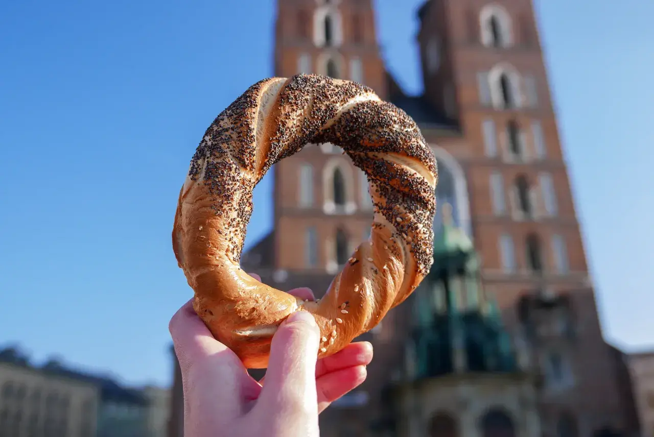 Obwarzanek krakowski z makiem i sezamem, idealny na przekąskę. Ile kcal ma obwarzanek? Zależy od dodatków!