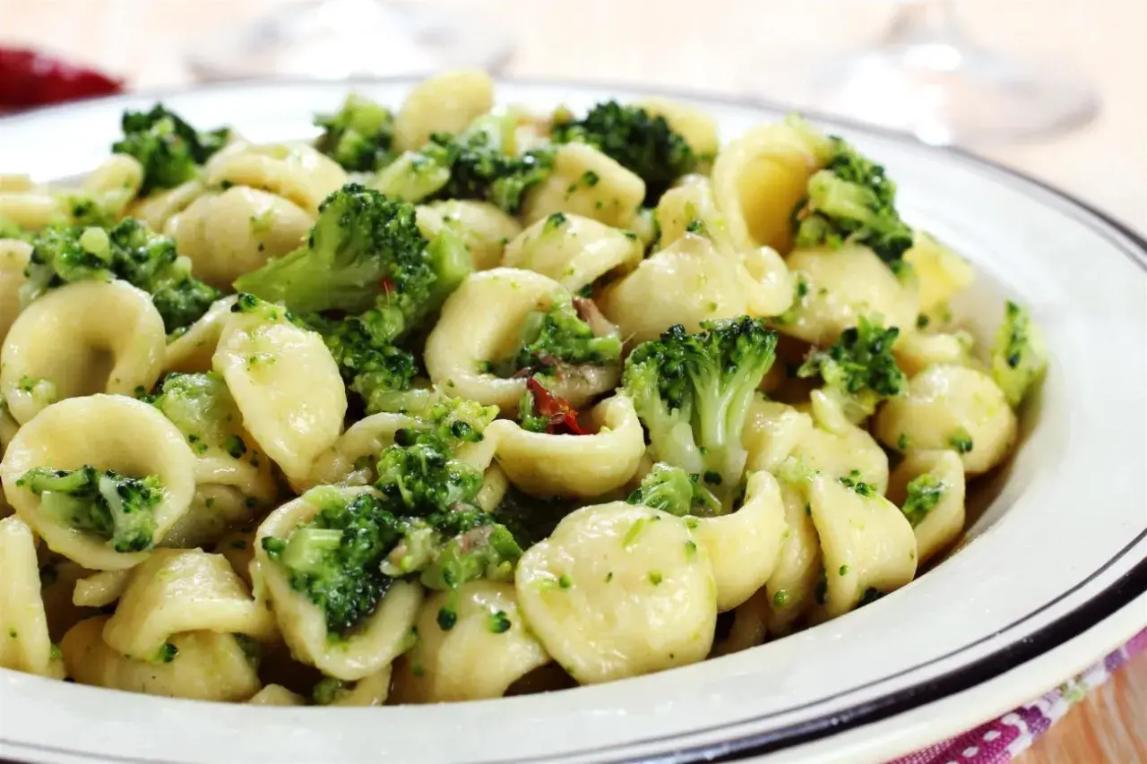 Pyszne makaron orecchiette z brokułami, doprawione czosnkiem i chili. Idealne danie na szybki obiad.