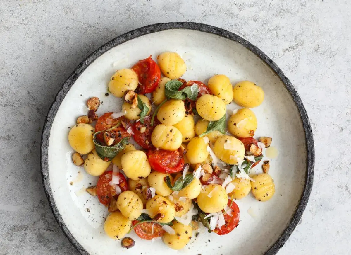 Gnocchi z pomidorkami, szałwią i orzechami. Idealny przepis z czym podawać, by zachwycić smakiem.