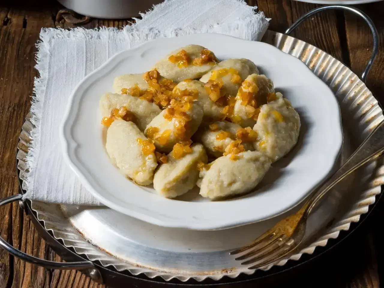 Pyszne kluski śląskie z okrasą, idealne na obiad. Czas gotowania pierogów to chwila, ale te kluski to prawdziwy przysmak!