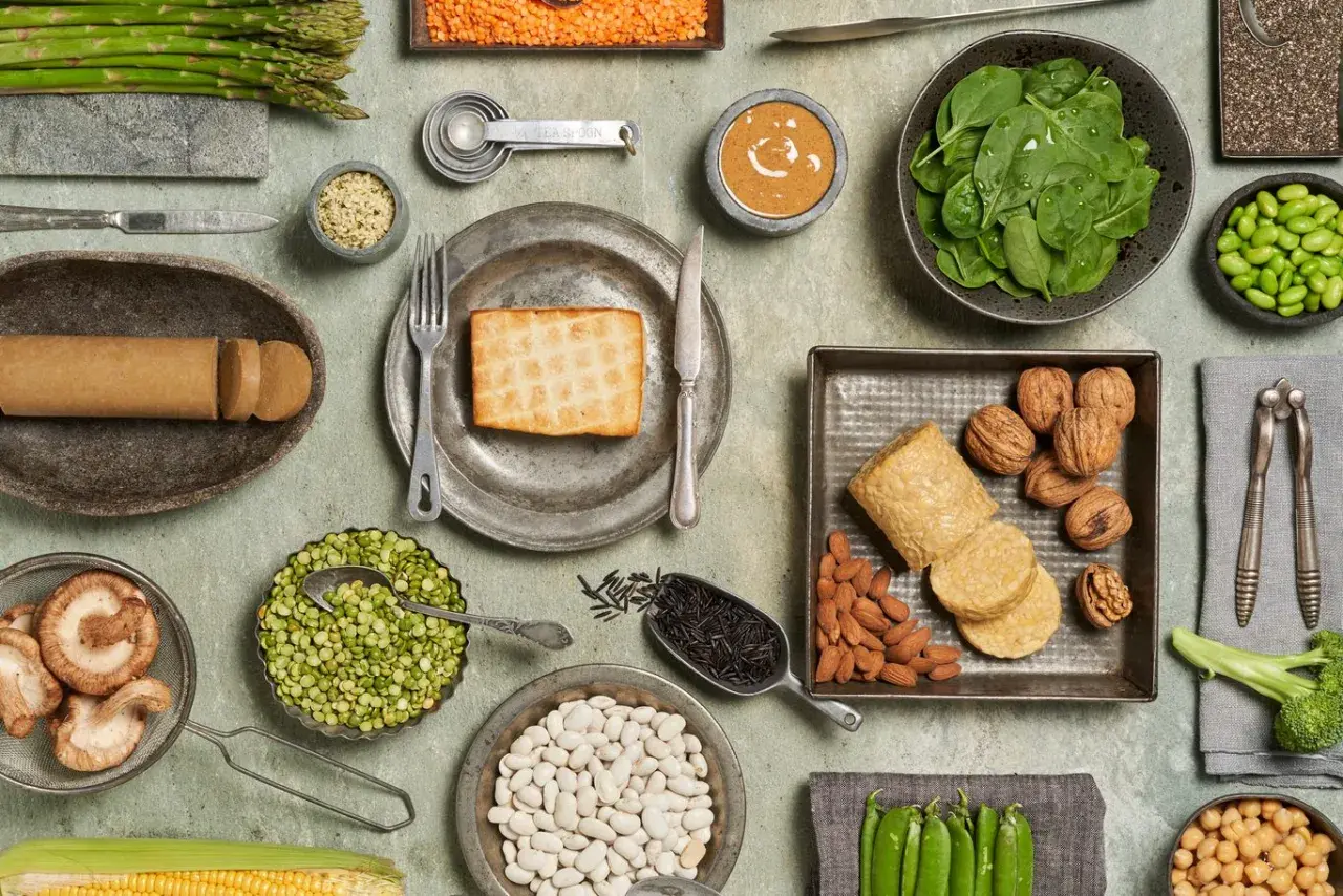 Szukasz czym zastąpić imbir? Na zdjęciu składniki roślinne: fasola, groch, orzechy, migdały, tempeh, tofu, szpinak, brokuły, szparagi, grzyby, kukurydza, czosnek, sezam, soczewica, ryż.