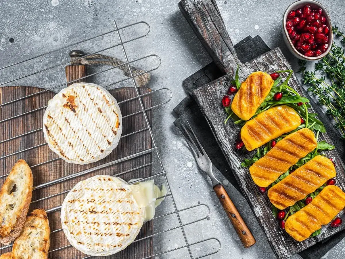 Ser camembert na grillu, rozpływający się z bagietką i grillowane dynie z granatem. Idealny jaki ser na grilla.