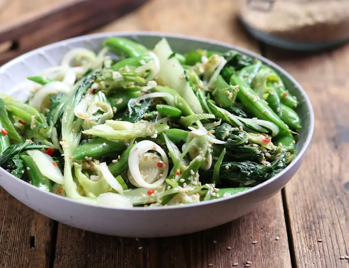 Zielony, chrupiący pak choi z sezamem i chili. Idealny do szybkich dań, inspiracja do pak choi przepisów.