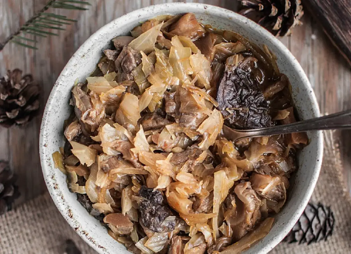 Misternie przyrządzony bigos z kapusty kiszonej i mięsa, idealny do podania. Dowiedz się, jak długo gotować kapustę kiszoną na bigos, by uzyskać najlepszy smak.