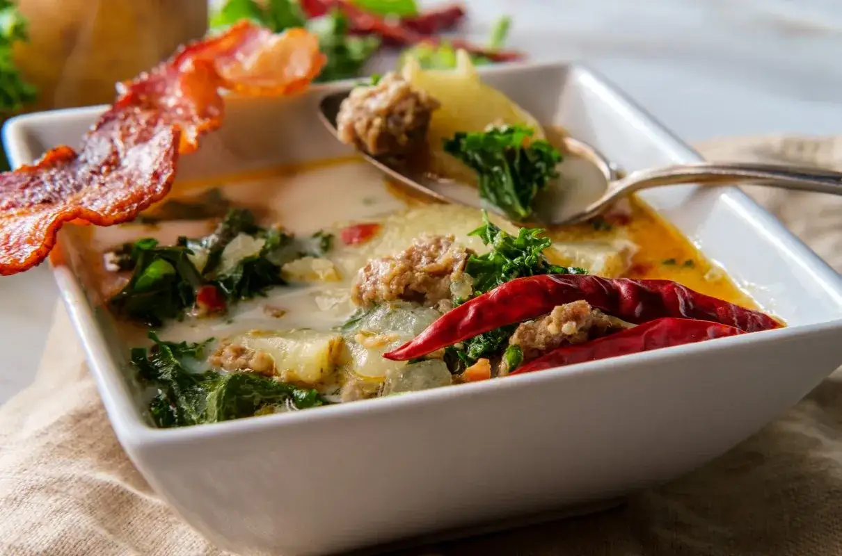 Zuppa Toscana przepis: kremowa zupa z ziemniakami, jarmużem, kiełbasą i chrupiącym boczkiem.
