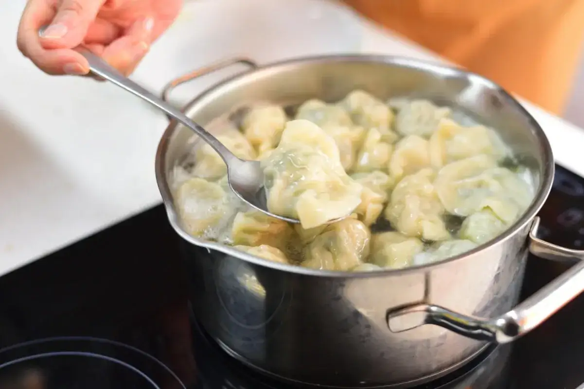 Gotowanie pierogów prosto z zamrażarki? Ta łyżka pokazuje, że nie trzeba ich rozmrażać przed gotowaniem.