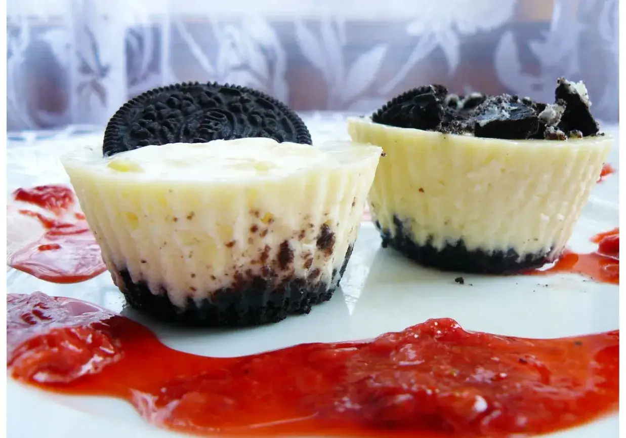 Pyszne serniczki oreo z polewą truskawkową, idealne na deser.
