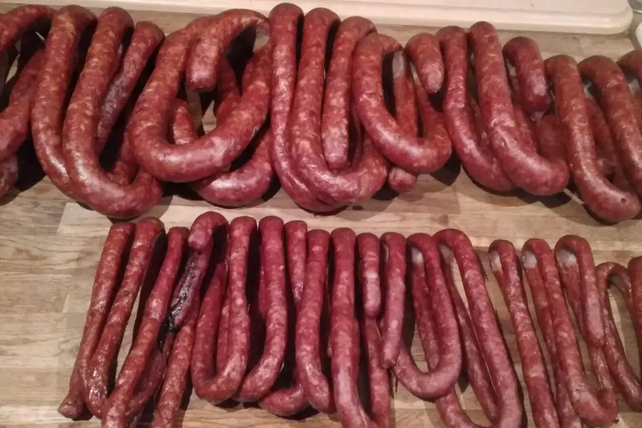 Gotowe do wędzenia, pyszne kiełbasy. Właśnie tak robi się kiełbasę, która zachwyci każdego.