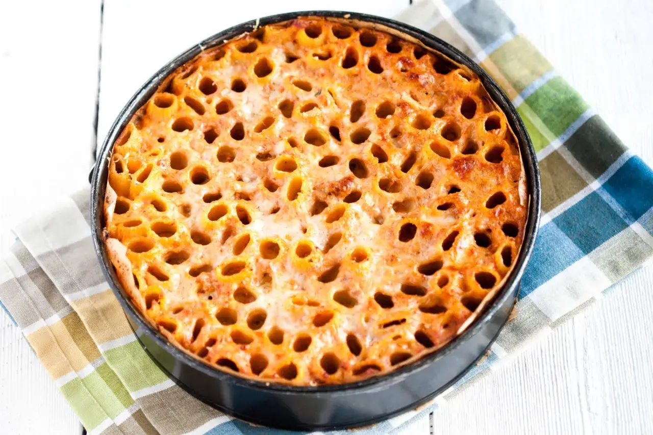 Zapiekanka makaronowa w sosie pomidorowym z serem. Świetny pomysł, co zrobić z zupy pomidorowej, gdy zostanie!