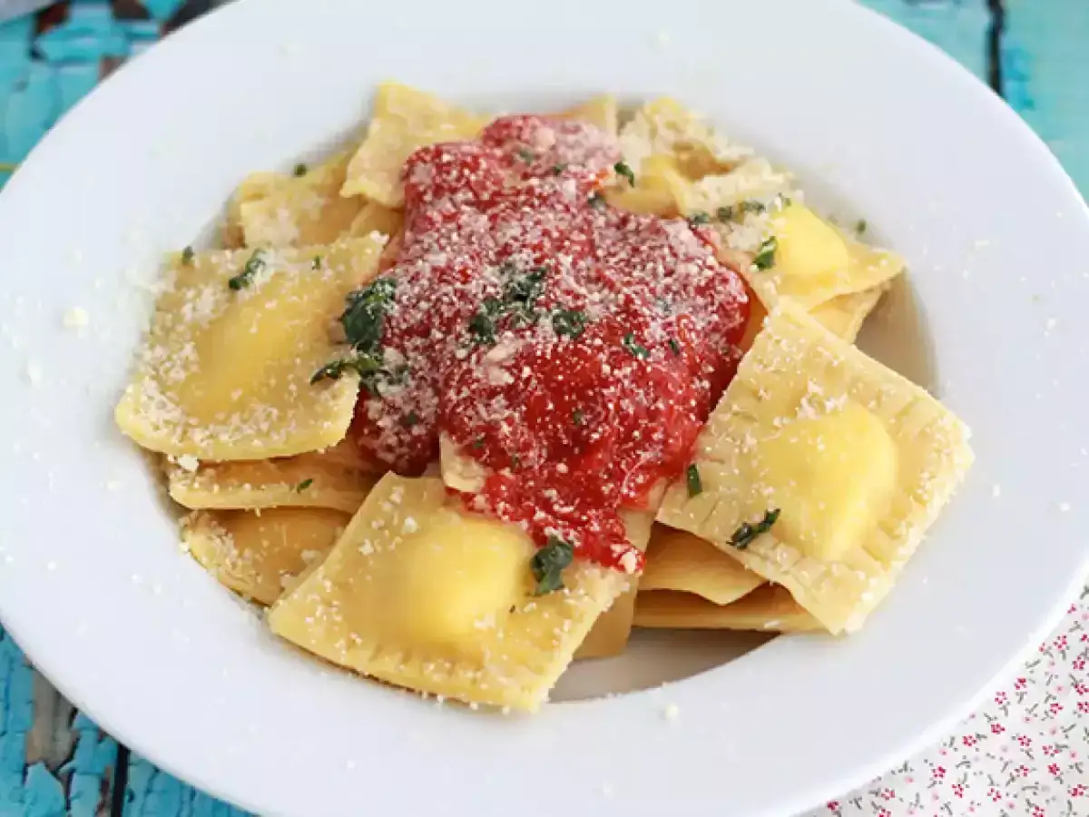 Pyszne ravioli z sosem pomidorowym i parmezanem. Idealny przepis na szybki obiad.