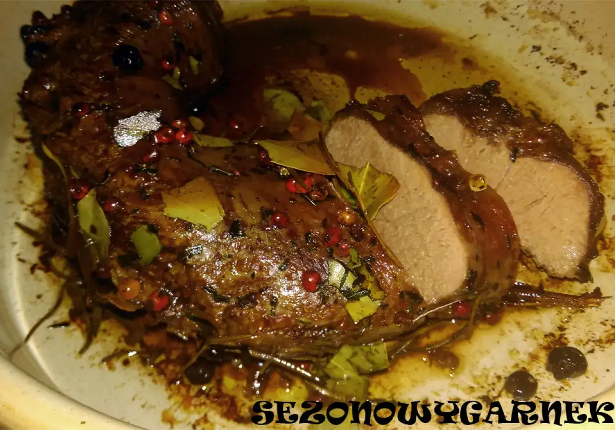 Soczysty comber z sarny, pieczony z ziołami i jagodami jałowca. Idealny przepis na sezonowy obiad.
