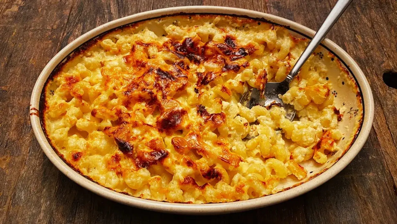 Pyszne, zapiekane mac and cheese z chrupiącą, złocistą skórką. Idealne na rodzinny obiad.