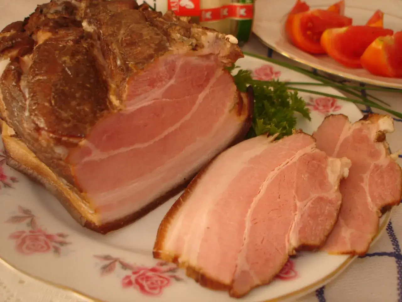 Pyszny, uwędzony boczek pokrojony w plastry, idealny do pieczenia. Dowiedz się, jak zapeklować boczek do pieczenia, by uzyskać taki efekt.