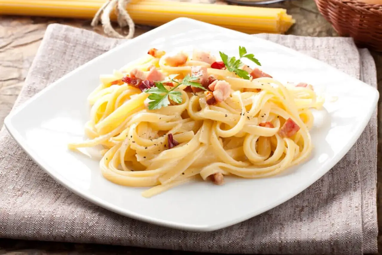 Pyszne spaghetti carbonara, idealne na szybki obiad. Ten przepis na carbonare zachwyci każdego!