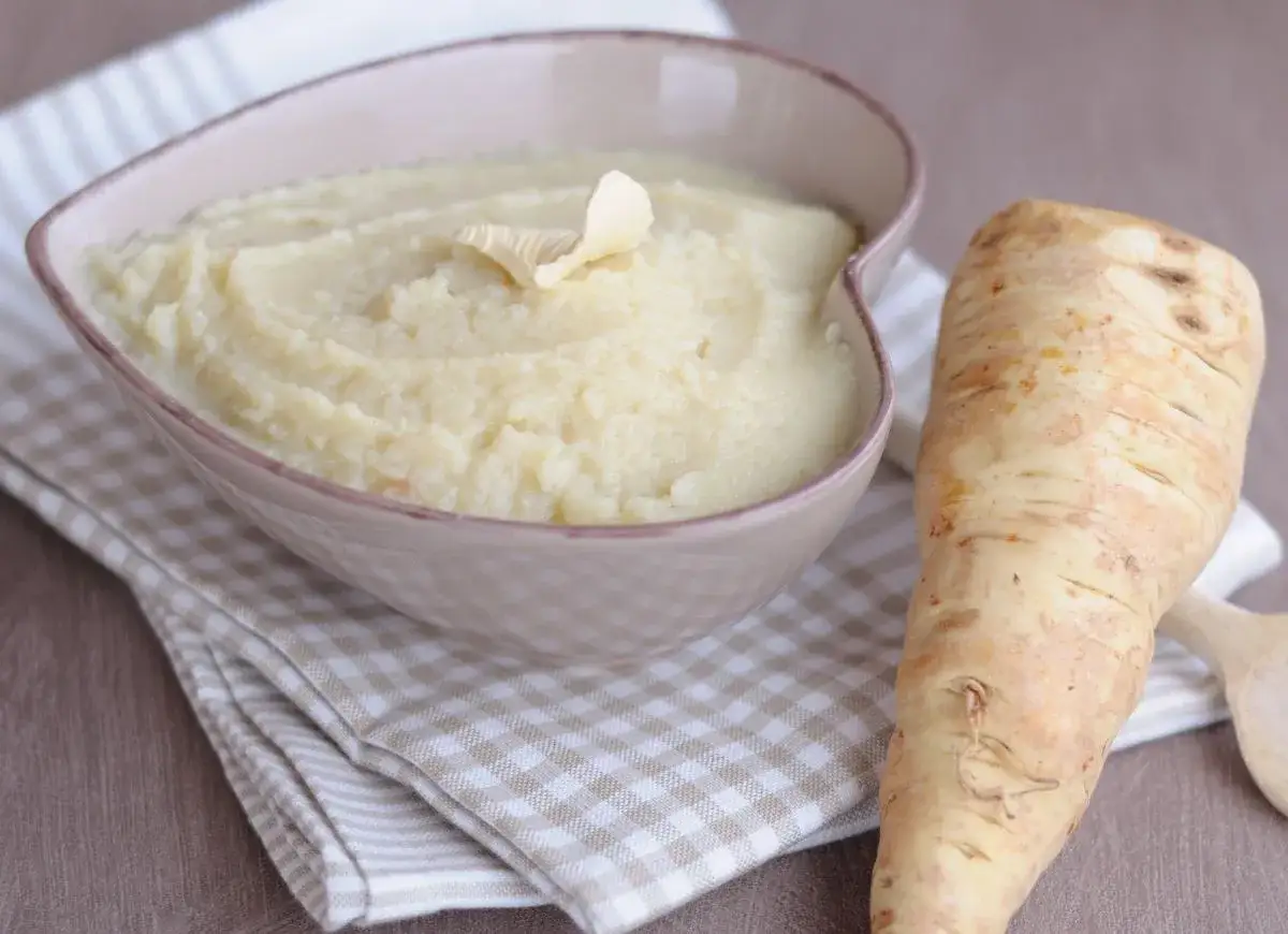 Puree z pasternaka, idealne gdy chcesz wiedzieć, ile gotować pietruszkę. Podane z masłem w sercowatej miseczce.