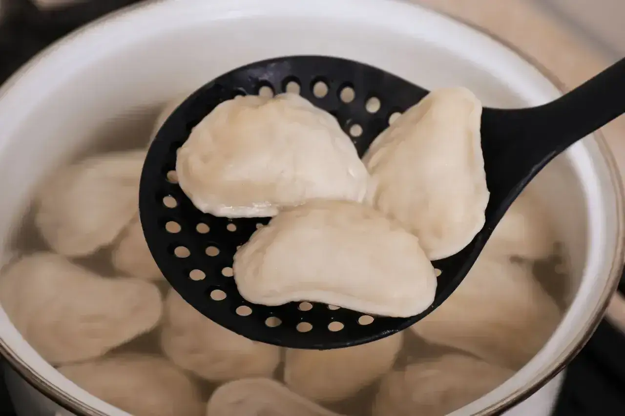 Jak gotować mrożone pierogi? Wyjmuję je łyżką cedzakową z gotującej wody. Są gotowe do jedzenia!