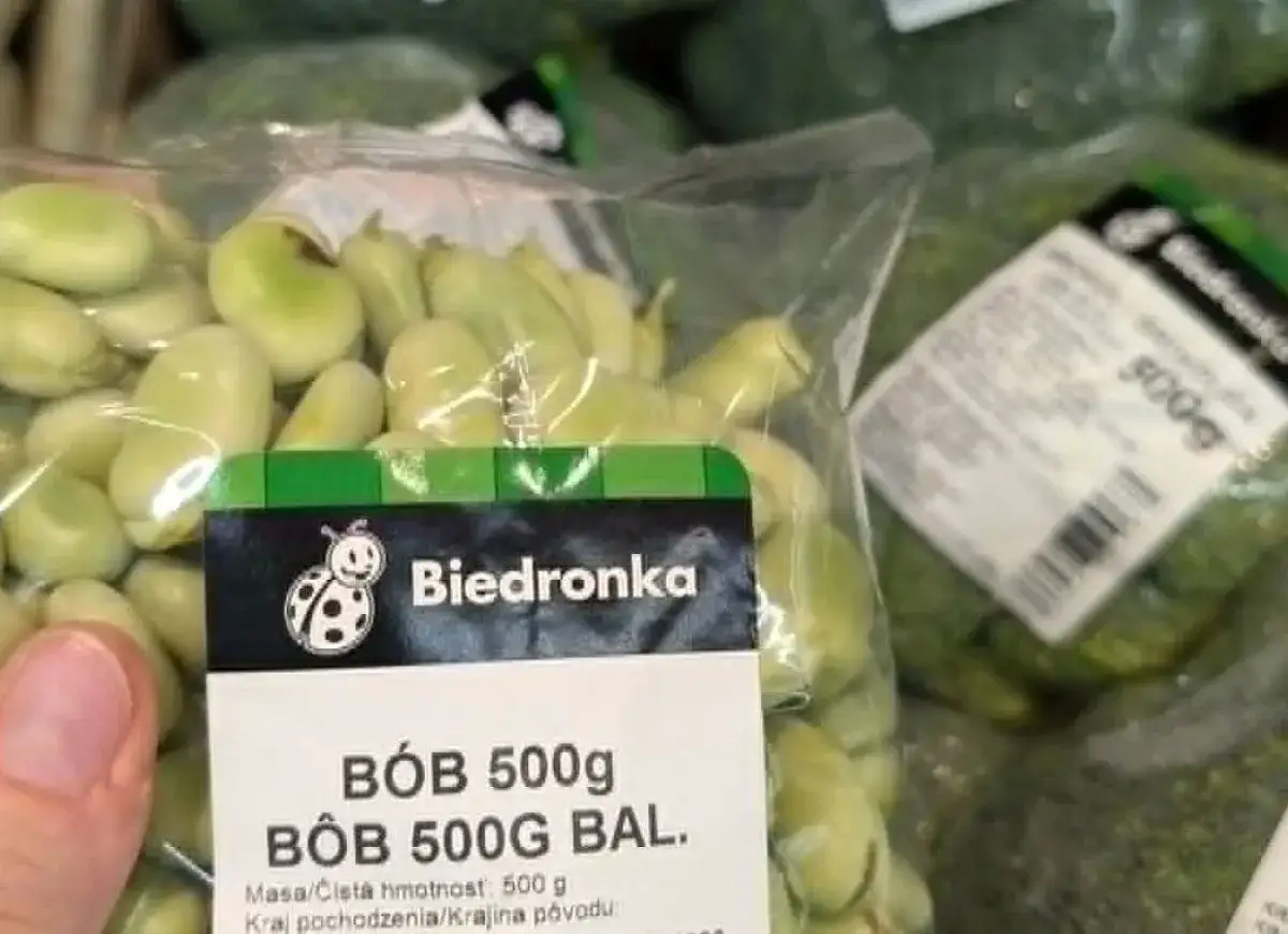 Opakowanie młodego bobu 500g z etykietą Biedronka.