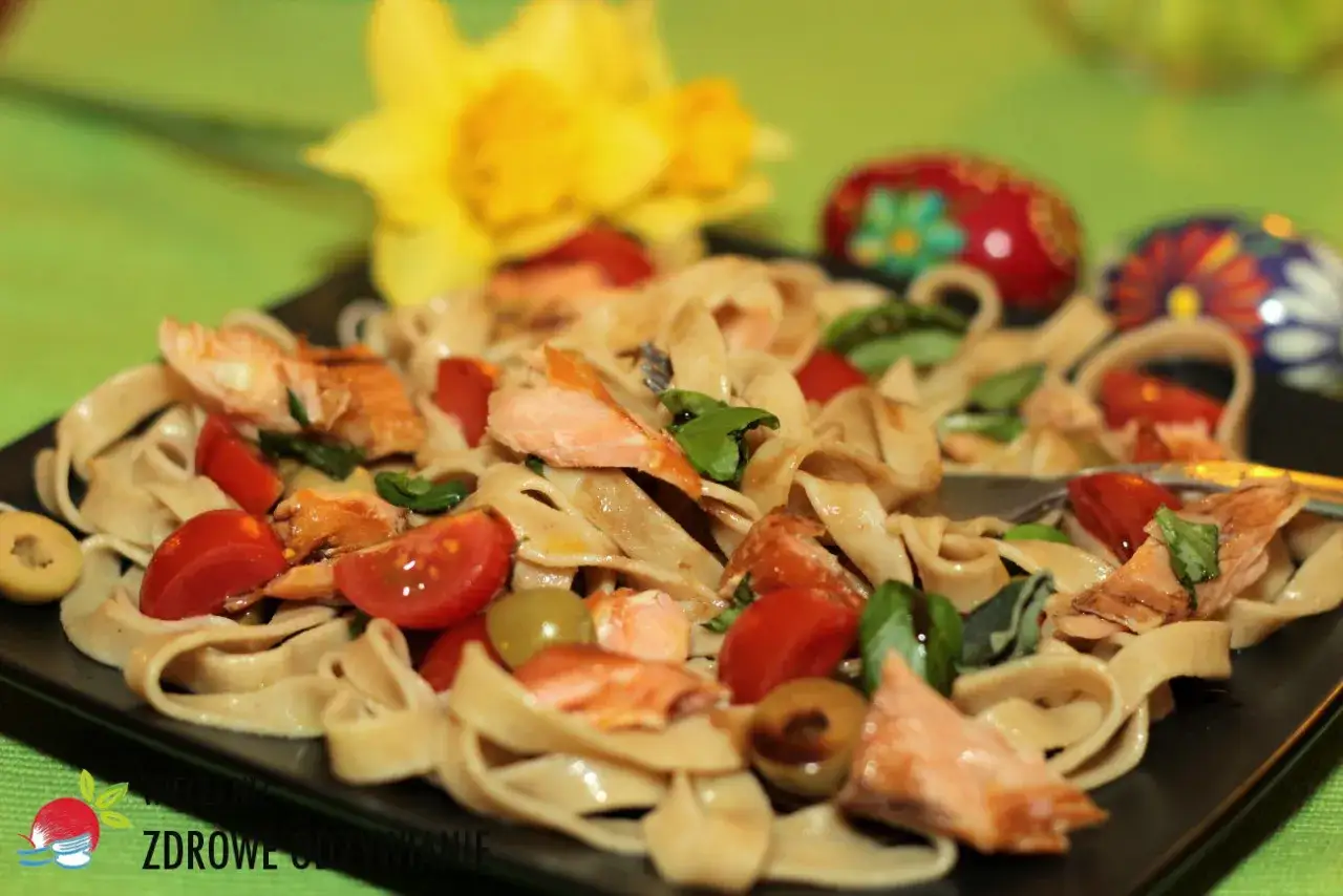 Pyszna sałatka z tagliatelle, łososiem, pomidorkami i oliwkami. Idealna na lekki obiad.