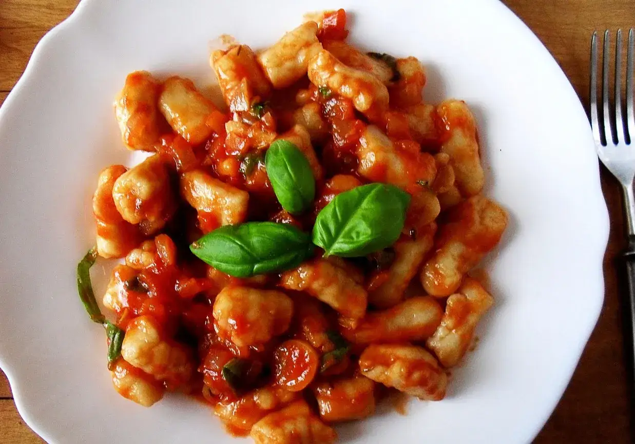Pyszne gnocchi w sosie pomidorowym z bazylią. Idealny gnocchi przepis z czym podawać na obiad.