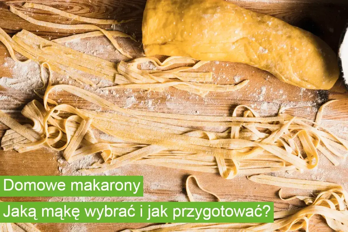 Świeżo przygotowane domowe tagliatelle na drewnianej desce, posypane mąką.