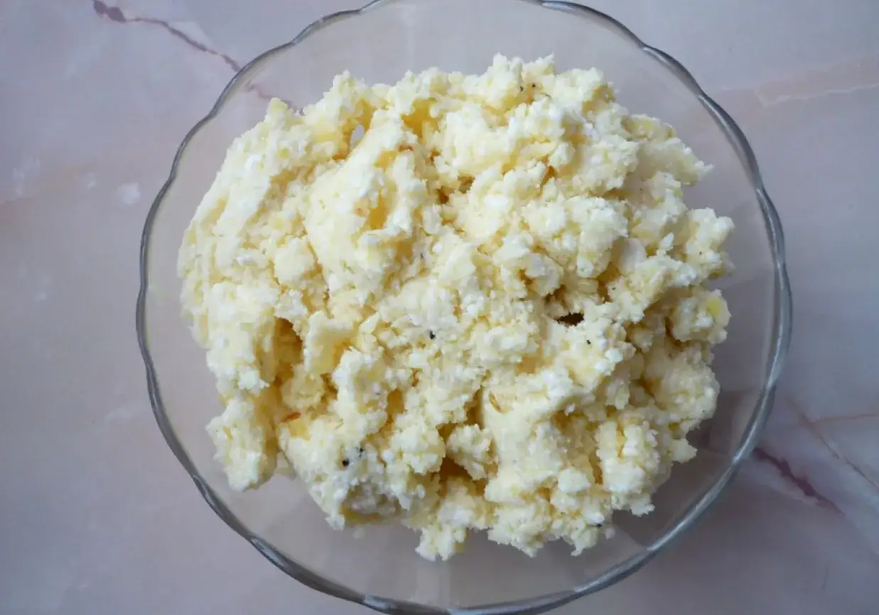 Masa na pierogi ruskie: idealne proporcje sera i ziemniaków, doprawiona pieprzem.