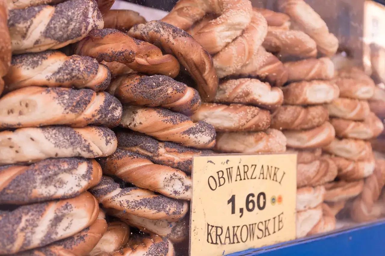 Stos obwarzanków krakowskich, posypanych makiem i sezamem. Zastanawiasz się, ile kcal ma obwarzanek? Ten smakowity przysmak kusi!