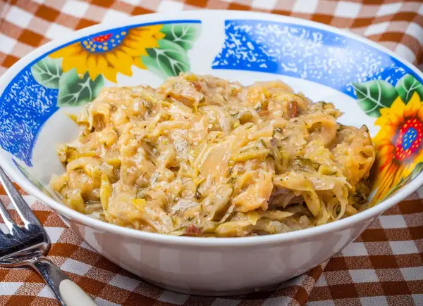 Młoda kapusta z koperkiem, jak u babci. Pyszny, domowy przepis na danie, które zawsze smakuje wyśmienicie.