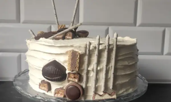 Pyszny tort z chrupką, udekorowany batonikami, czekoladkami i wafelkami. Idealny na każdą okazję!