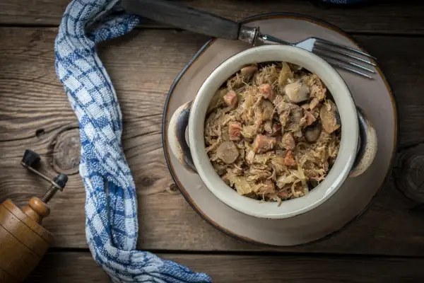 Tradycyjny bigos w glinianym naczyniu, gotowy do podania. Idealny na zimę, a ile gotować bigos, by był pyszny? Długo!