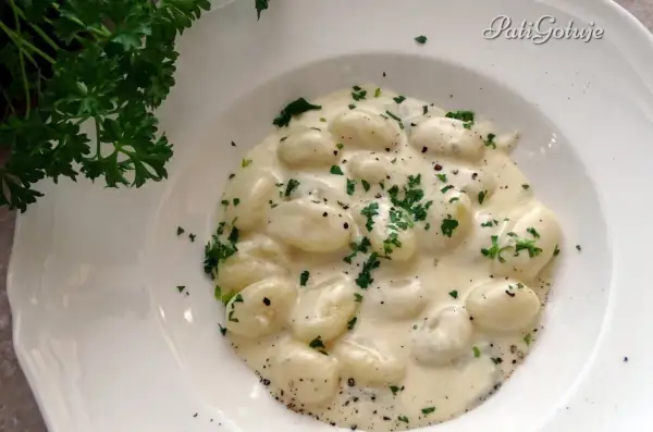 Puszyste gnocchi z gorgonzolą w kremowym sosie, posypane świeżą natką pietruszki. Idealne danie dla miłośników włoskich smaków.