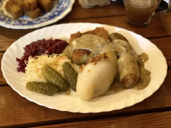 Pyszne kartacze Supraśl z sosem, kiszoną kapustą, buraczkami i ogórkami.