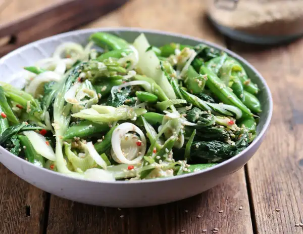 Zielony, chrupiący pak choi z sezamem i chili. Idealny do szybkich dań, inspiracja do pak choi przepisów.