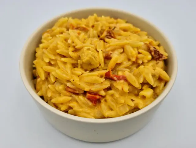 Kremowe danie z makaronem orzo, kurczakiem i suszonymi pomidorami. Idealne na szybki obiad, oto prosty orzo przepis.